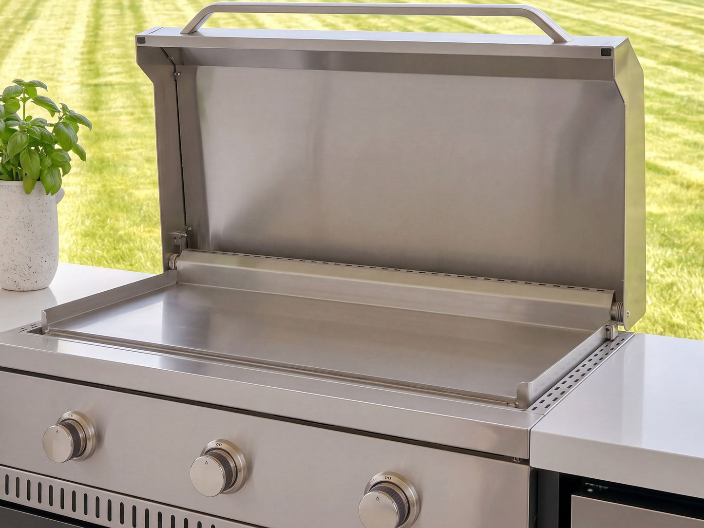 Lancaster | Galley Outdoor Kitchen with Built-In Griddle & Pizza Oven