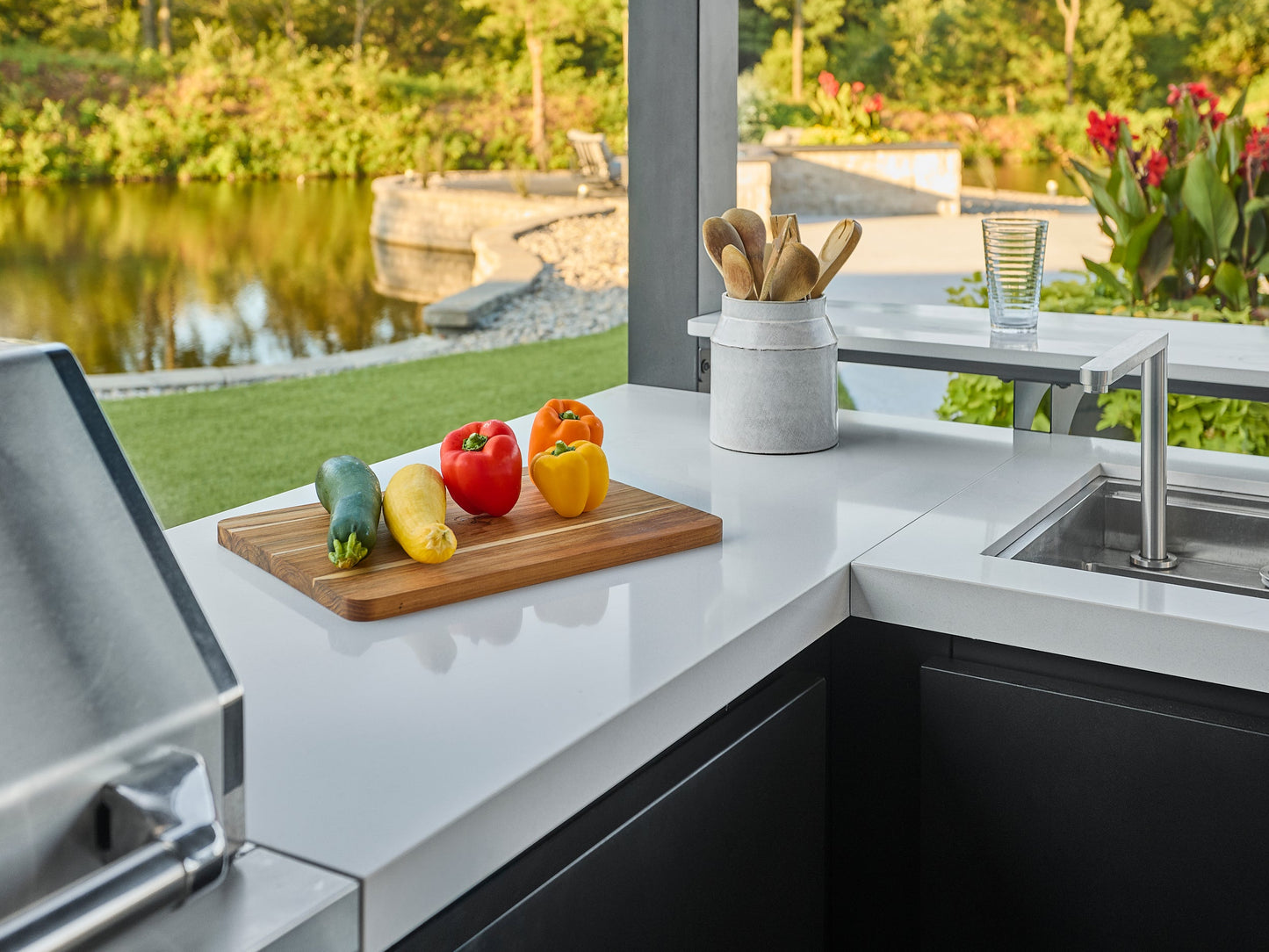 Edgemont Bay | U-Shape Outdoor Kitchen with Bar Seating, Griddle & Pizza Oven