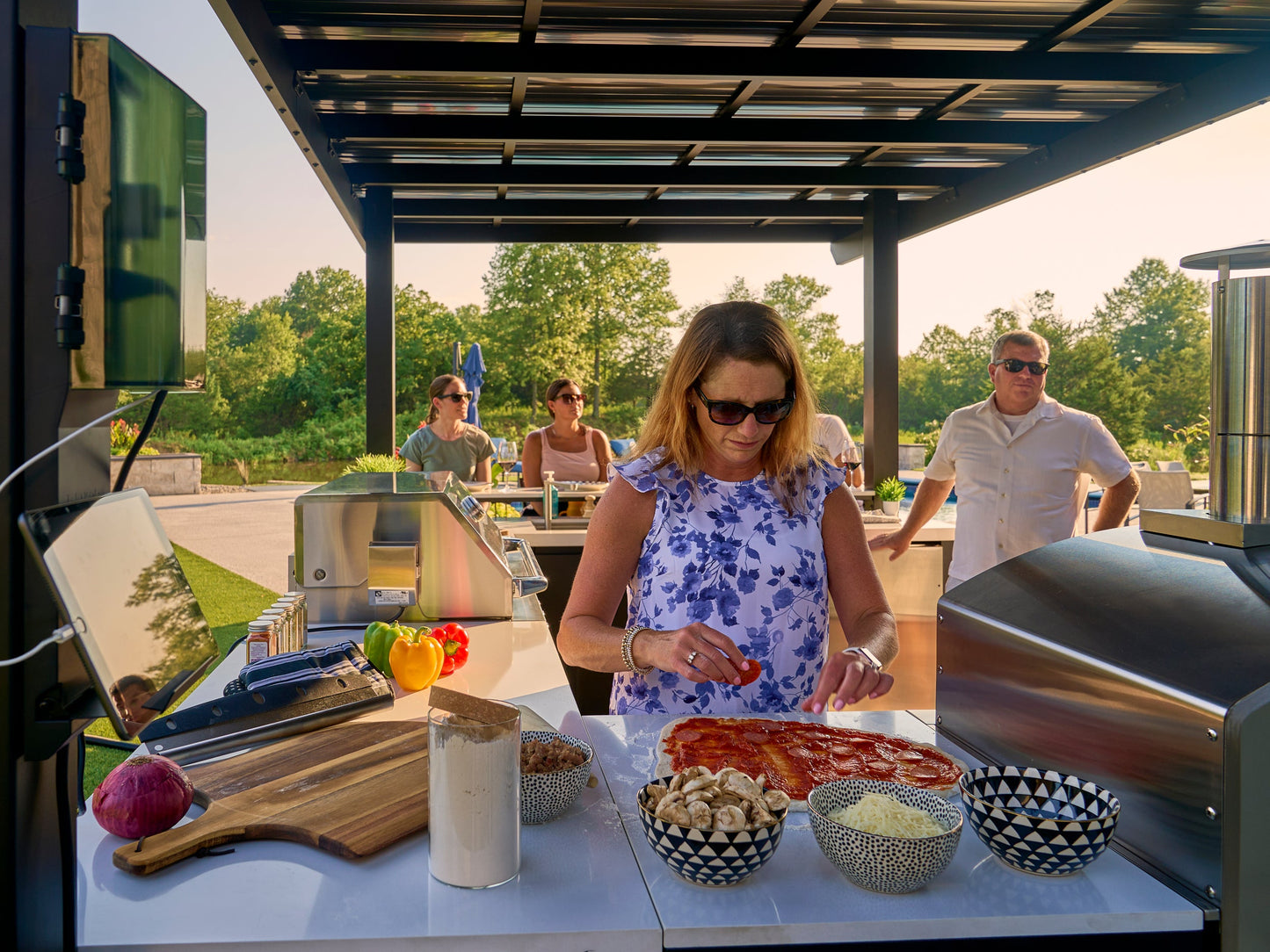 Edgemont Bay | U-Shape Outdoor Kitchen with Bar Seating, Griddle & Pizza Oven