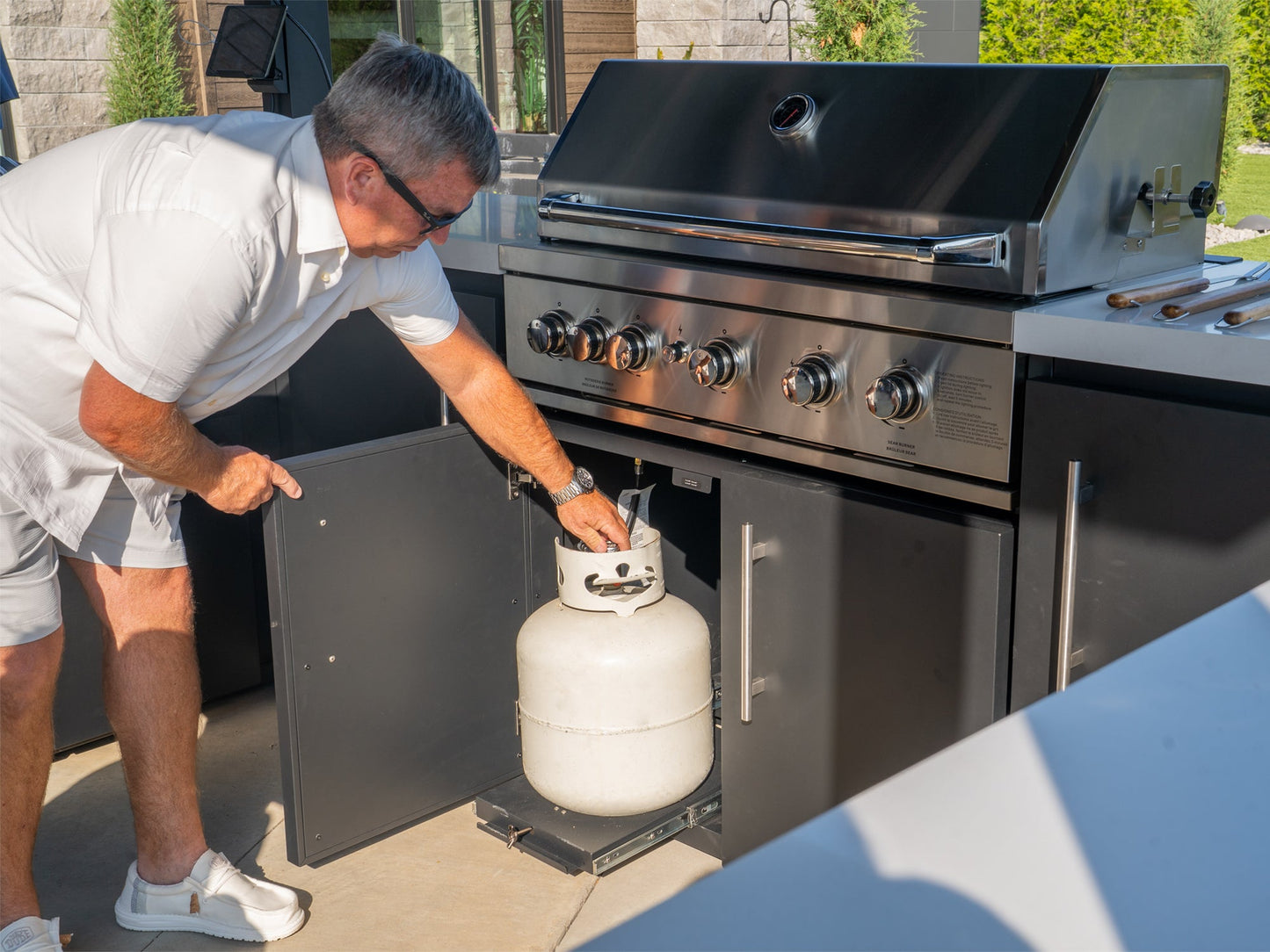 Edgemont Bay | U-Shape Outdoor Kitchen with Bar Seating, Grill & Griddle