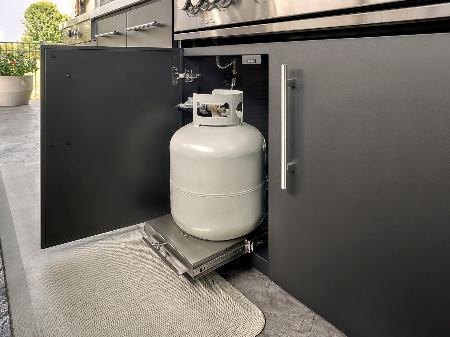 Edgemont Bay | U-Shape Outdoor Kitchen with Bar Seating, Griddle & Pizza Oven