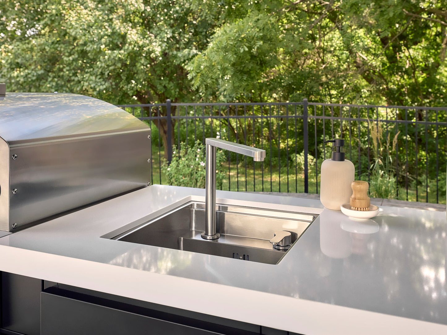 Lancaster | Galley Outdoor Kitchen with Built-In Griddle & Pizza Oven