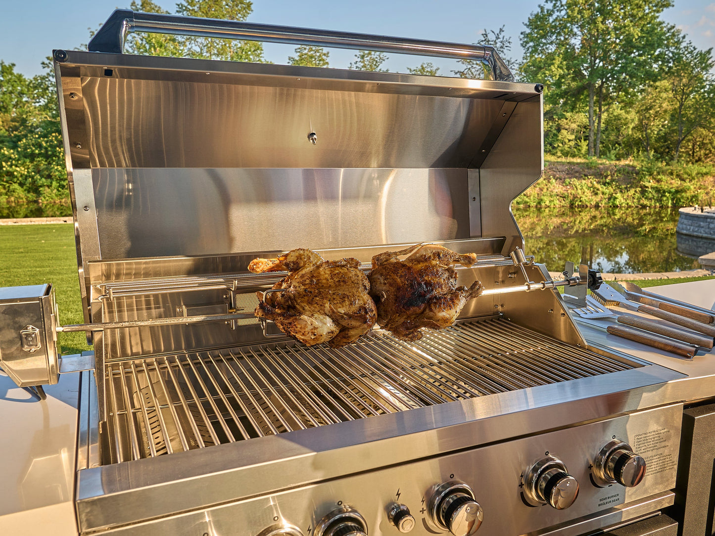 Edgemont Bay | U-Shape Outdoor Kitchen with Bar Seating, Grill & Pizza Oven