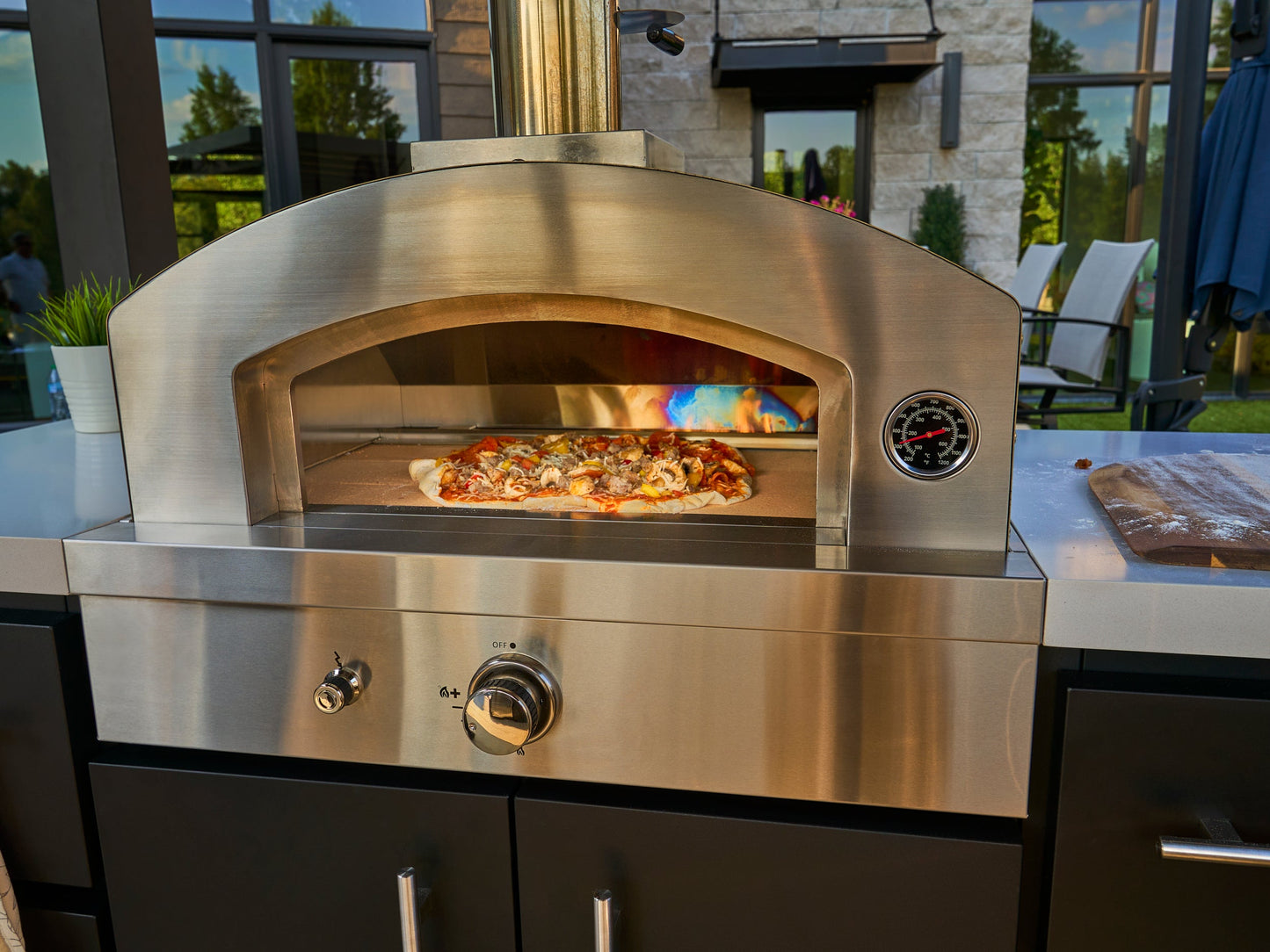 Edgemont Bay | U-Shape Outdoor Kitchen with Bar Seating, Grill & Pizza Oven