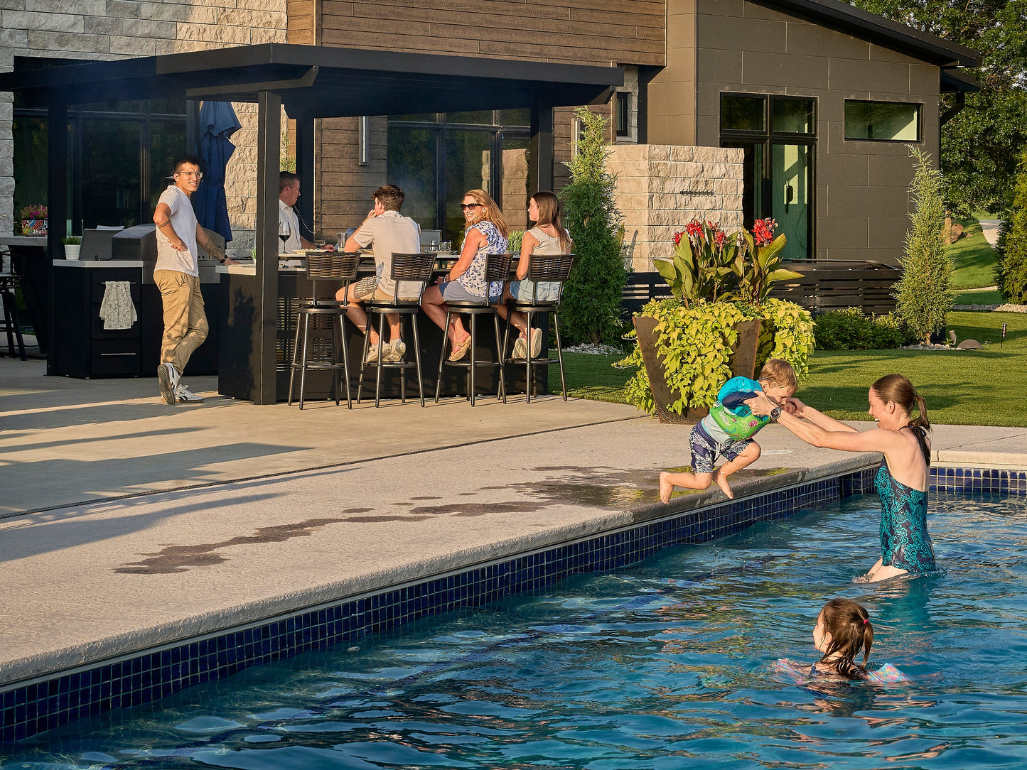 Edgemont Bay | U-Shape Outdoor Kitchen with Bar Seating, Grill & Pizza Oven