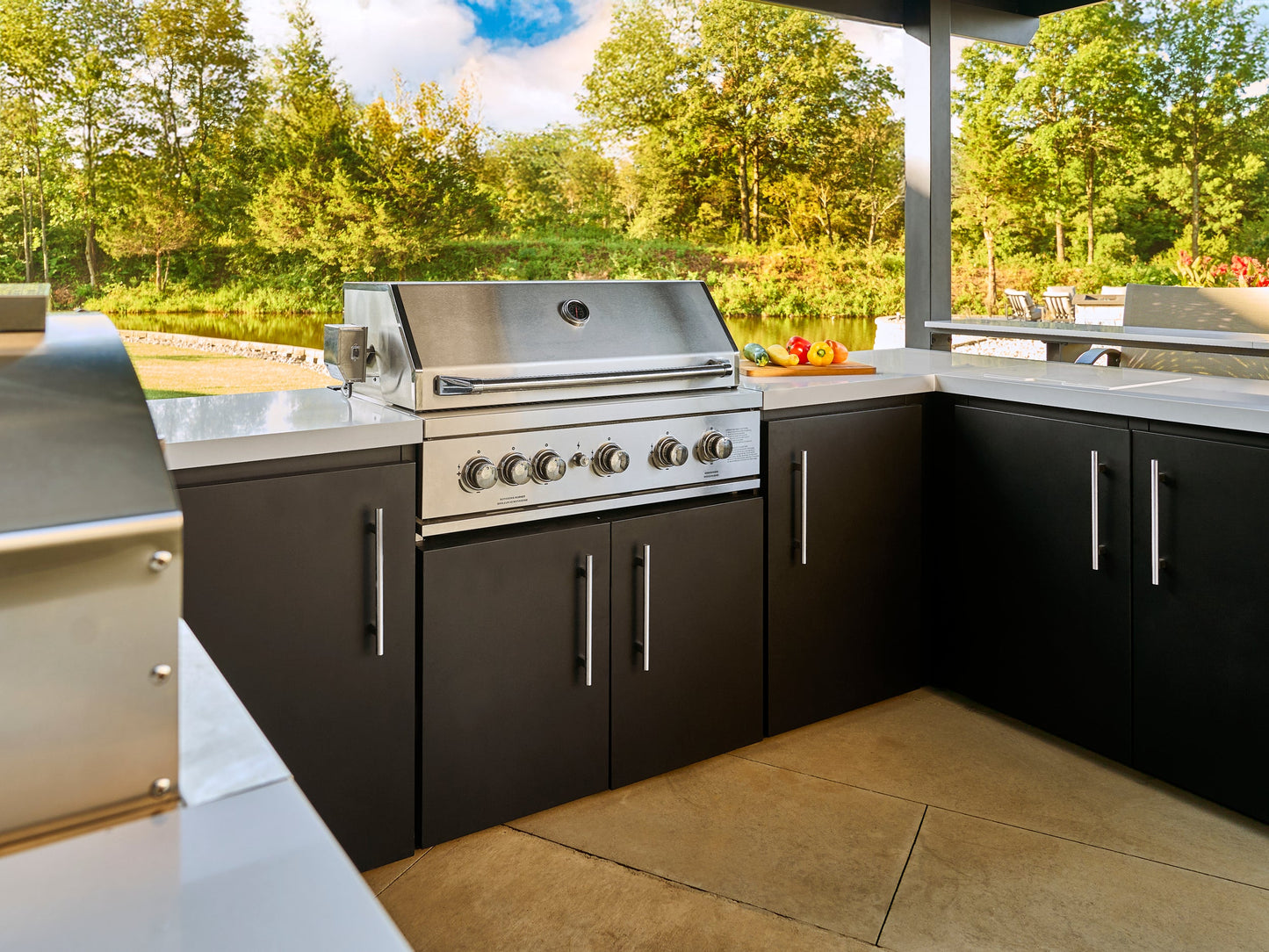 Edgemont Bay | U-Shape Outdoor Kitchen with Bar Seating, Grill & Pizza Oven