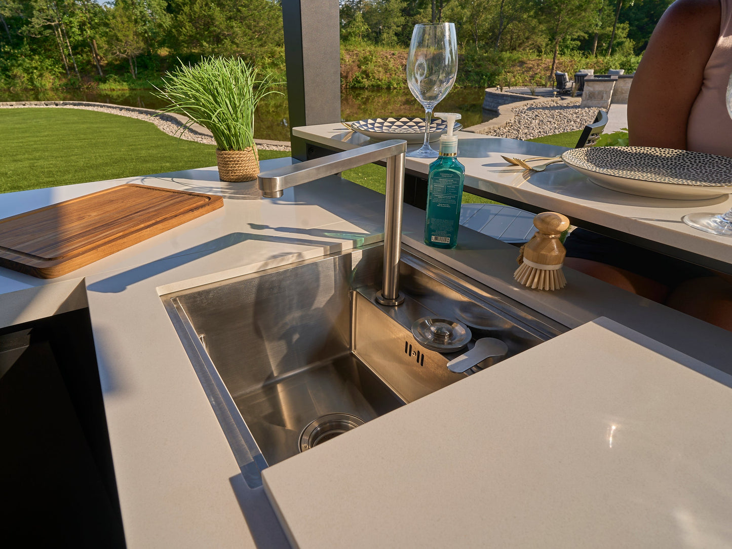 Edgemont Bay | U-Shape Outdoor Kitchen with Bar Seating, Grill & Pizza Oven